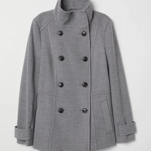 H&M kappa / jacka - Använd Max 5 gånger. Skulle säga att den är som ny. Storlek 34. Jackan är förtillfälligt slutsåld på Hms hemsida.. kanske nån som söker den hittar hit istället 🤗  Orginal pris 399kr