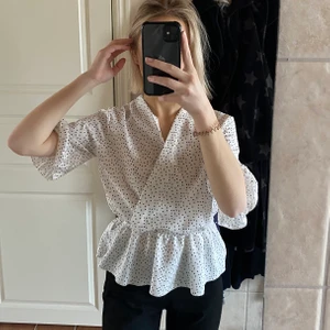 Prickig blus - Söt prickig blus. Endast testad, bra skick