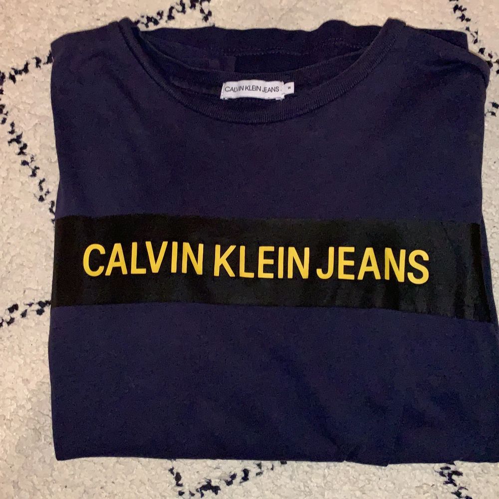 Calvin Klein tröja i mörkblå färg. Storlek ”14” men passar XS/S. Knappt använd. Mycket bra skick. Frakt tillkommer . T-shirts.