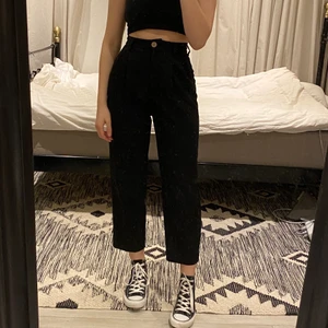 Kostymbyxor strl xs - Superfina kostymbyxor som inte är min stil längre, sparsamt använda 🥰 har nog aldrig haft ett par byxor som sitter så bra i midjan! Jag är 165cm för jämförelse!