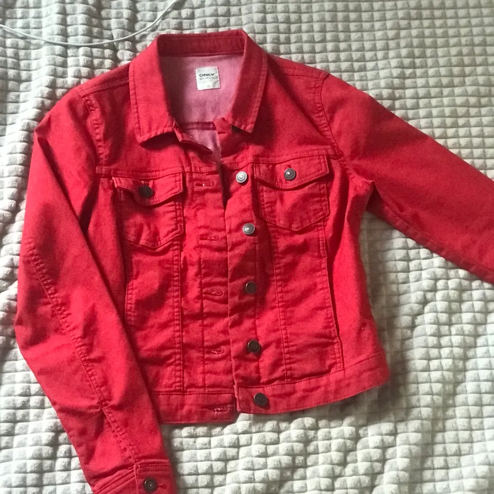 väldigt fin röd jeans jacka från ONLY i storlek 36. Är i bra skick. Köpare står för frakt. Jackor.