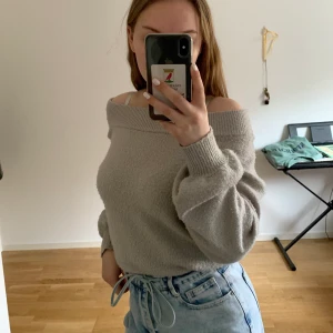 Stickad Off-shoulder  - Säljer min ljusgråa, stickade Off-shoulder tröja. Den är lite noppig (se bild)