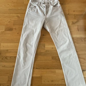 Levis 501  - Säljer mina fina beiga Levis 501or! Använd några gånger vilket gjort att byxorna röjt ut sig lite vid övre delen. Köpta på 2000-talet på NK. Köpare står för frakt. 