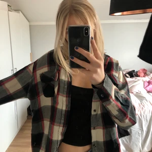 Flanellskjorta  - Rutig flanellskjorta man kan ha över linnen eller Hoodies. Eller bara den. Från Urban outfitters vintage. Fint skick då jag använt en gång. 