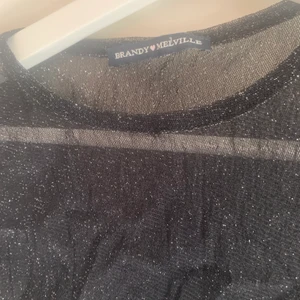 Brandy Melville topp - Så fin sheer glittrig topp från brandy, anvönd en gång!😍 frakt betalar köparen 66kr spårbart (ca36kr ospårbar) reckomenderar alltid spårbart för säkerhetens skull!! Puss! Bara skriva om ni har frågor’❤️ har även denna i vit! Köp båda för 150kr!❤️