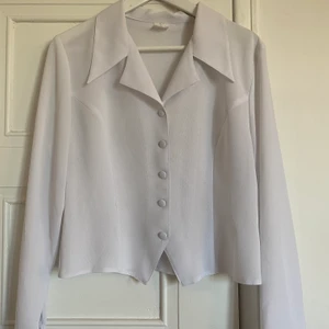 Vintage skjorta  - 🌷 Vintage - vit skjorta med unika slag 🌷 I bra skick. Se bilder! 🌷 Står ej storlek men uppskattar en S! 🌷 Material: Står ej men gissar viskos 🌷 Pris 220kr inkl. Först i kvarn!