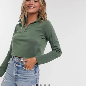 Mörkgrön zip-tröja Topshop - Säljer en mörkgrön zip-tröja från Topshop. Aldrig använd. Storlek 36. Köparen står för frakt. 