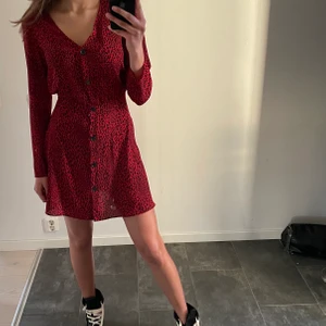 Röd klänning - Säljer denna coola känning från H&M. Klänningen är i storlek 38 och är i jätte bra skick då jag bara använt den 1 gång innnan. Pris: 100+ frakt