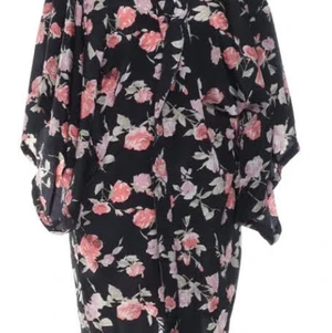 Kimono  - Jättefin, enbart använd någon gång, blommig kimono från Missguided. Strl 10 /M