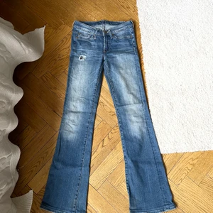 Seven for all mankind jeans  - Lågmidjade bootcutjeans i storlek 25/32