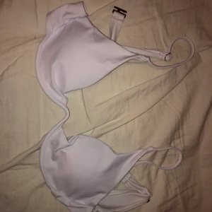 HELT NY Bikini - HELT NY bikini från shein fixk hem den här om dagen och tycker inte den ser bra ut på mig. Storlek M och den har bygel 