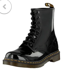 Svarta nya doc martens  - Säljer mina nya doc martens. Endast använda ca 5 gånger. Precis som nya. Storlek 38. Är öppen för förslag om priset. Kan mötas om ni bor runt Kungsbacka.