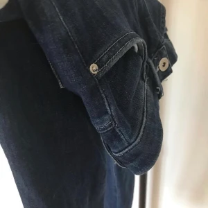 Mörkblåa skinnyjeans  - I bra skick, inte använt dem så mycket, från H&M, storlek 26/32.