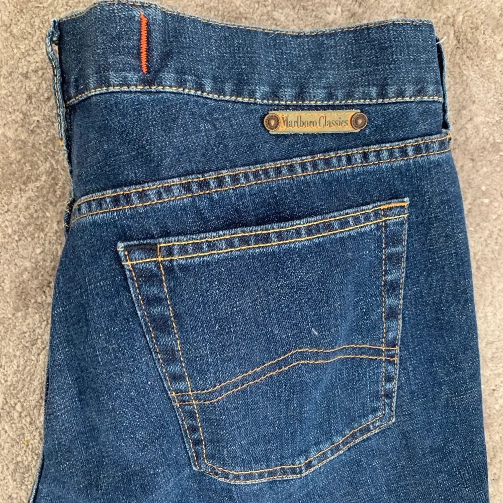 Ett par superfina jeans från Marlboro Classics. Superbra kvalitet. Storlek 32/32 och något lowwaisted. Skulle säga att dom är väldigt små i passform så skulle passa någon mellan 27-30 beroende på önskad passform.💞💞. Jeans & Byxor.