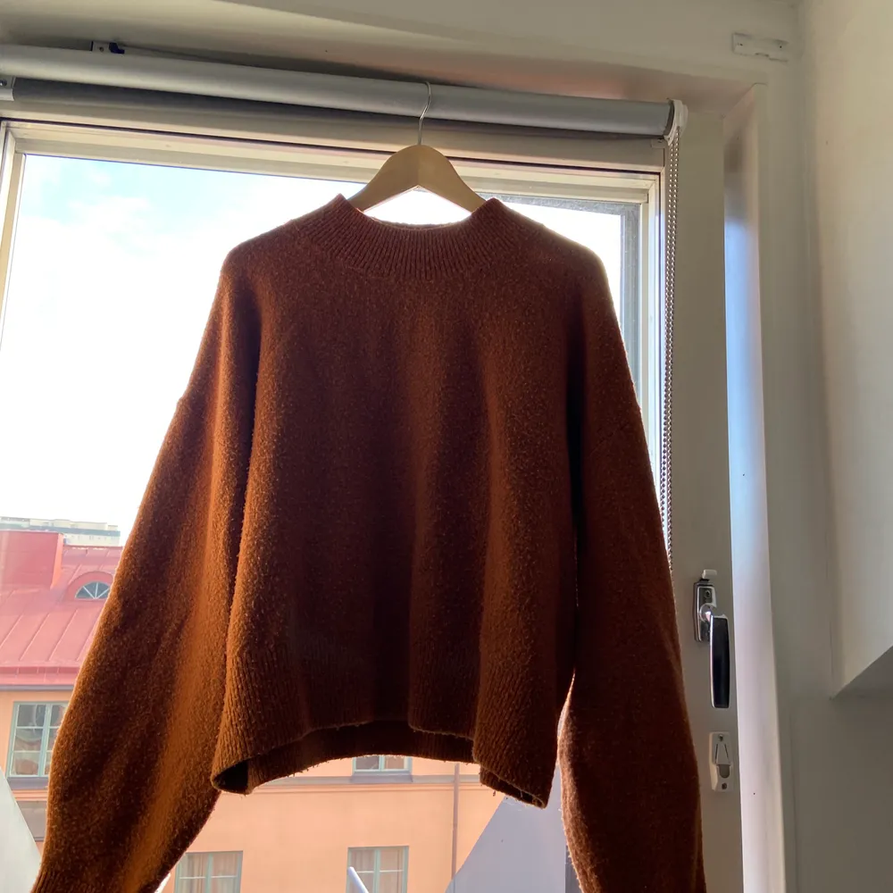 Superfin stickad tröja från & Other Stories! Köpt 2019. Orange/rost färgad. Rätt i storlek. Enbart använd några gånger. . Tröjor & Koftor.