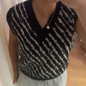 Stickad väst - Helt oanvänd stickad zebramönstrad väst🥰