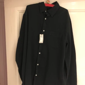River Island- Svart skjorta - Helt ny skjorta i storlek medium. Köpt på ASOS men har inte kommit till användning. 