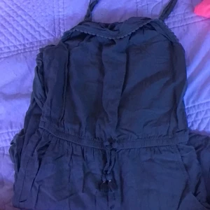 Grön dress stl. 140 - Grön dress från h&m.