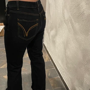 Jeans - Blåa lågmijade jeans, jag är 170cm lång💕