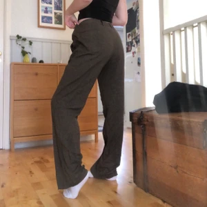 Rutiga kostymbyxor - Rutiga, lågmidjade, bruna kostymbyxor! Jättesköna och lägger sig fint💕