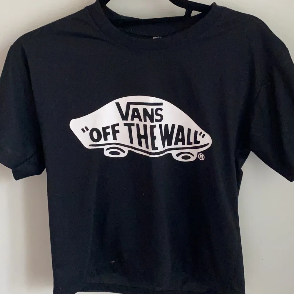 En svart Vans tshirt i strl S😊. T-shirts.