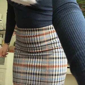 Snygg kjol - Svinsnygg kjol som jag köpte på gina ett tag sedan och som matchar till nästan allt, ja säljer eftersom de inte riktigt är min stil längre och den inte då kommer så mycket till användning<3 passar mig perfekt som är en 36