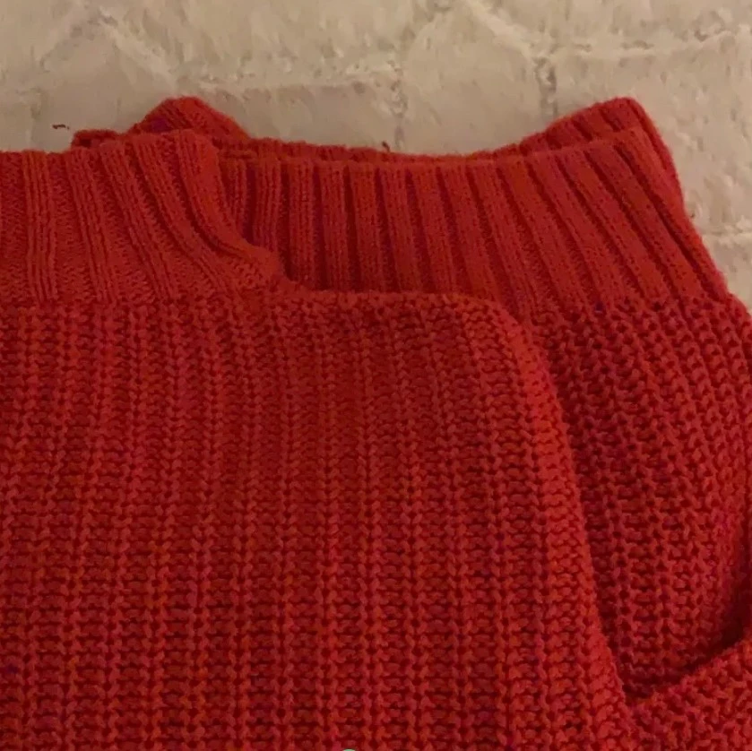 Röd stickad   - 90