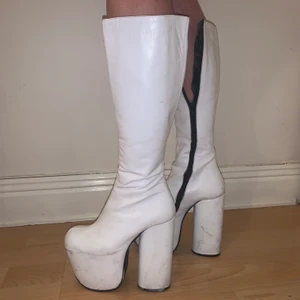 Vita höga stövlar  - Höga stövlar från 2000-talet men är tyvärr för små för mig. Skicket är helt okej, inne materialet är lite trasigt och smular och utsidan är smutsig men går att tvätta eller färga❤️