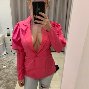 PrettyLittleThing  - Figursydd skjorta med djup urringning, super fin & sitter verkligen jättebra! Endast testad 