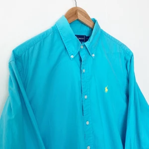 Ralph Lauren skjorta 💎 gratis frakt - Turkos Ralph Lauren skjorta! Gratis frakt 📦 Ett litet hål i skjortan, se sista bilden 