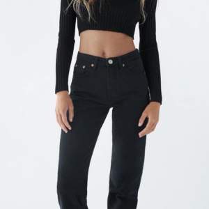 Svarta Straight Jeans, med medelmidja från Zara. Jag säljer en av mina favorit jeans för att dessa är för små för mig vid rumpis, men de har en bra passform för de som har ”mindre” i storleken. 