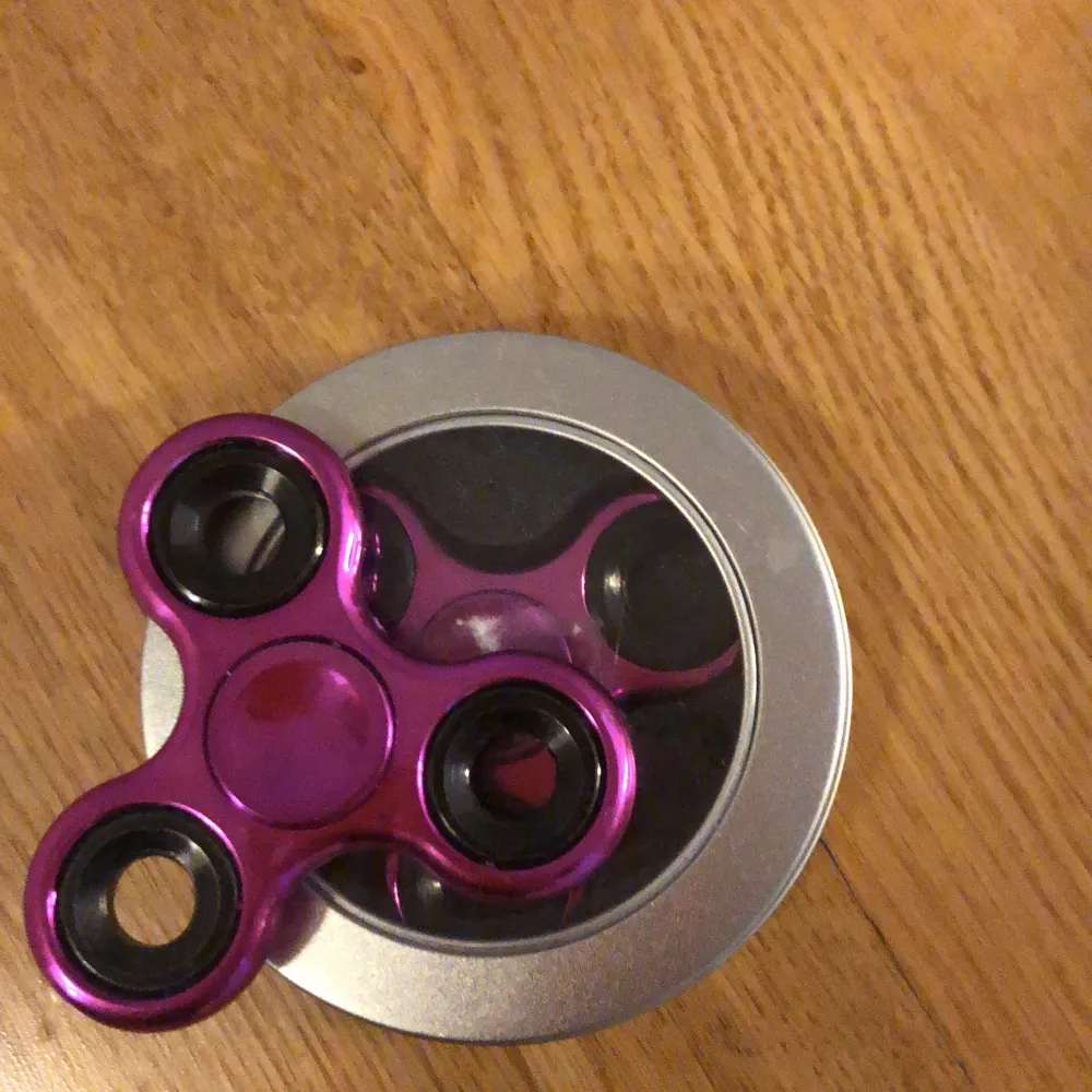 De här är en fidget spinner den är rosa och jättebra 20 kr styck🥺. Muu.