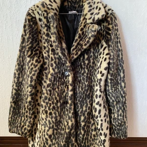 Kappa  - En kappa från danska märket ’Moss copenhagen’. Är i jättefint skick dock en reva i innerfodret, men det syns inte när kappan är på. Nypris 2500kr