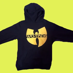 Wu- Tang hoodie - Fin och jättemysig wu-tang hoodie från junkyard som tyvärr inte kommer till användning längre. Använd flera gånger men har inga defekter förutom att snöret till luvan inte finns längre, bortsett från det är den i väldigt bra skick! original pris 649kr. Pris på frakt tillkommer