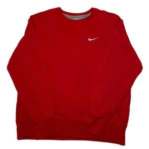 Röd vintage hoodie från Nike. Den är i storlek M och skicket är 8/10.