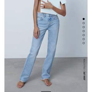 Säljer dessa otroligt snygga och populära jeans ifrån zara. De är långa i benen och är midwaist. Säljer för jag råka beställa en stl för stor. Det är använda 1 ggn o därför finns inte lappen kvar.