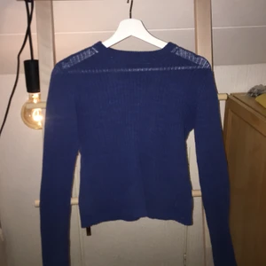 Stickad Carin Wester topp - Snygg stickad topp i jättefin blå färg. I perfekt skick, med väldigt snygg passform. Står XS på lappen, men passar större storlekar också!🦋💟