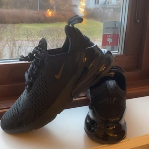 Nike Air Max 270 - Nike Air Max 270 beställda från Nike. Finns bild/kvitto på det.  Det är storlek 38,5 men den passar en 37:a likasom en 38:a. Köpte dom för 1700kr och säljer dom i fint skick för 700. Använt dom 2-3 gånger. 
