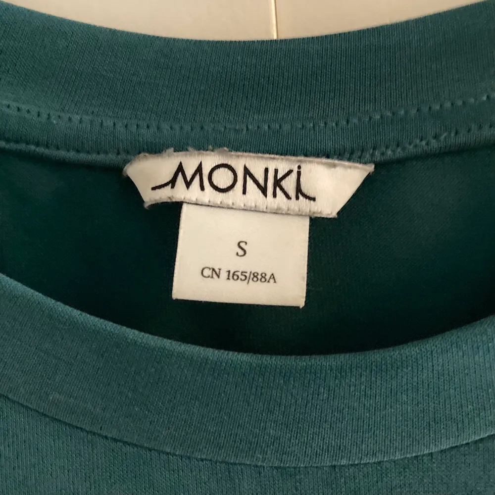 Grön T-shirt från Monki i storlek S. Köpt för 150. Sparsamt använd. Köparen står för frakten. 🌼🌻. T-shirts.
