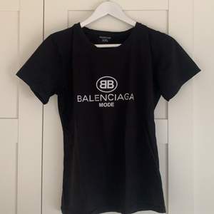  Oäkta Balenciaga t-shirt köpt i Turkiet. Bra kvalitet, använd ett antal gånger därav lite slitning på texten. Storlek XXL men passar alla beror på hur man vill att den ska sitta (liten i storleken).