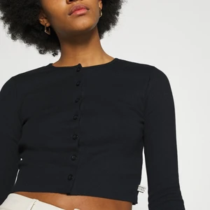 Tröja - svart tröja med knappar, använda fåtal gånger och är i bra skick ☺️ osäker på frakten ännu!! 