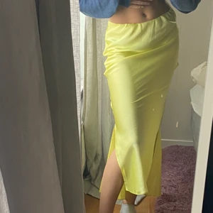 Kjol - Gul långkjol från ASOS med två slitsar. Strl 32 men den är rätt så stretchiga vid magen så skulle passa upp till en 36, möjligtvis lite större till och med. (Jag har normalt sett 36). Aldrig använt mer än testad!💞                                   Osäker på vad frakten blir exakt!
