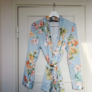 Blazer Zara - Jättevårig blazer/kavaj ifrån Zara.Storlek S.Använd 1 gång.