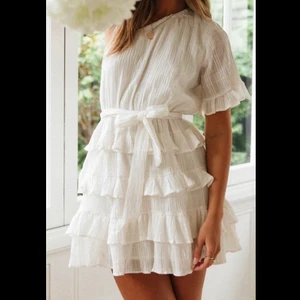 Supersöt studentklänning!  - Fin studentklänning i strl S men ganska liten i storleken 😇 köpt för 799 om jag inte minns helt fel. 