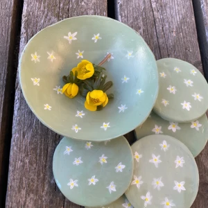 Skål+underlägg - Skål+underlägg i vårens tecken. 💜 5 underlägg och en skål ingår och fraktas spårbart med postnord. Säljs tillsammans ✨