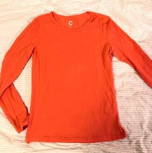Orange långärmad T-shirt från Cubus. Storlek M. Organic Cotton. Knappt använd.