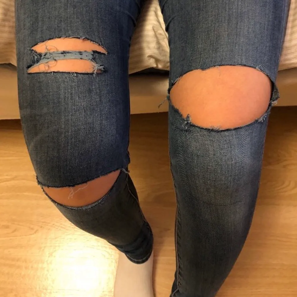 Blåa, hudnära jeans med slitningar i stretchigt tyg från Crocker. Storlek 26/32. Två fram- och bakfickor samt myntficka. Egengjorda slitningar. Väl använda så lite tunna i tyget, men mycket bekväma.. Jeans & Byxor.