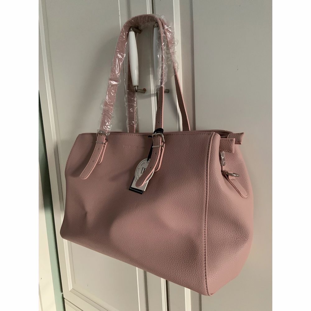 En jättefin väska från Don Donna, helt oanvänd som ni kan se på bilderna. Används tyvärr inte då jag har en svart likadan som jag får mer användning av. Originalpriset är 699kr. Hämtas helst upp/ möts upp, men om det inte går kan vi försöka fixa fraktalternativ. Väskor.