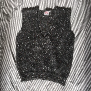 Stickad väst Polarn & Pyret strl S - Stickad grå väst med ljusgrå och bruna inslag i garnet. Ett äldre plagg från Polarn & Pyret. Så fin modell som går in lite i midjan vilket gör att den sitter superfint. Säljer då den tyvärr inte kommer till tillräckligt mycket användning. Köparen står för eventuell fraktkostnad. Betalning sker helst via swish.