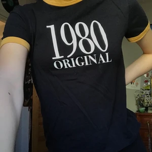 T-shirt - Snygg svart basic t-shirt med tryck